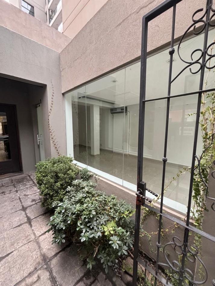 Excelente Local comercial en Dean Funes 800
