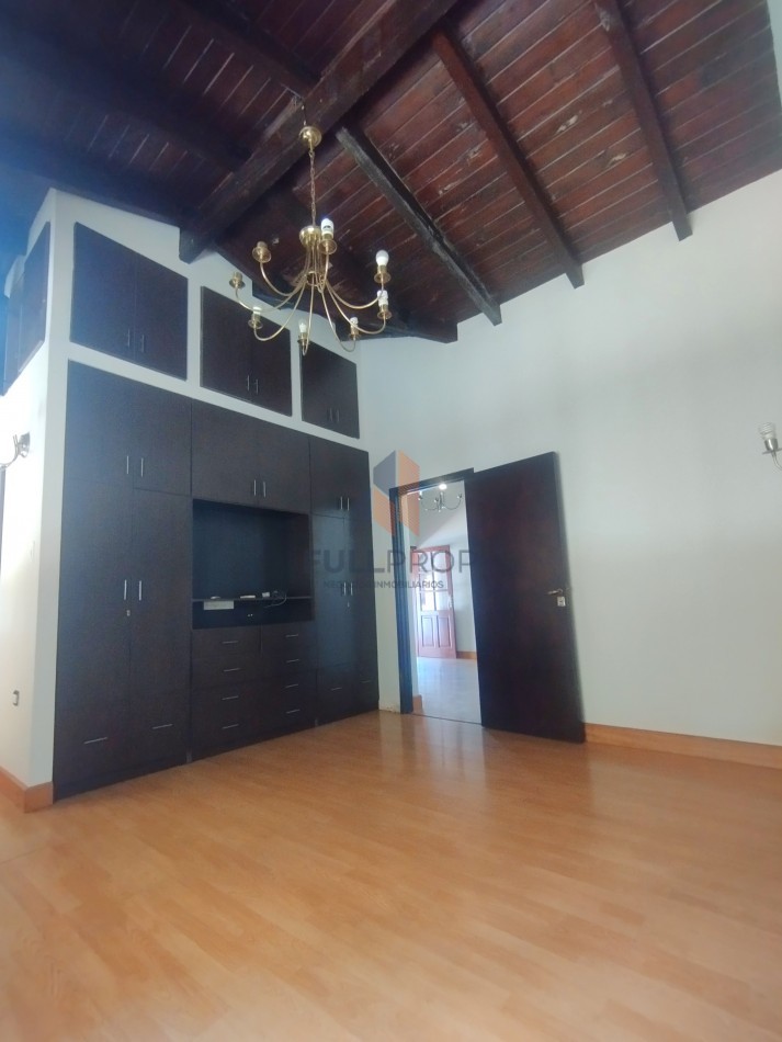 CASA EN B° PRIVADO LOS OLMOS