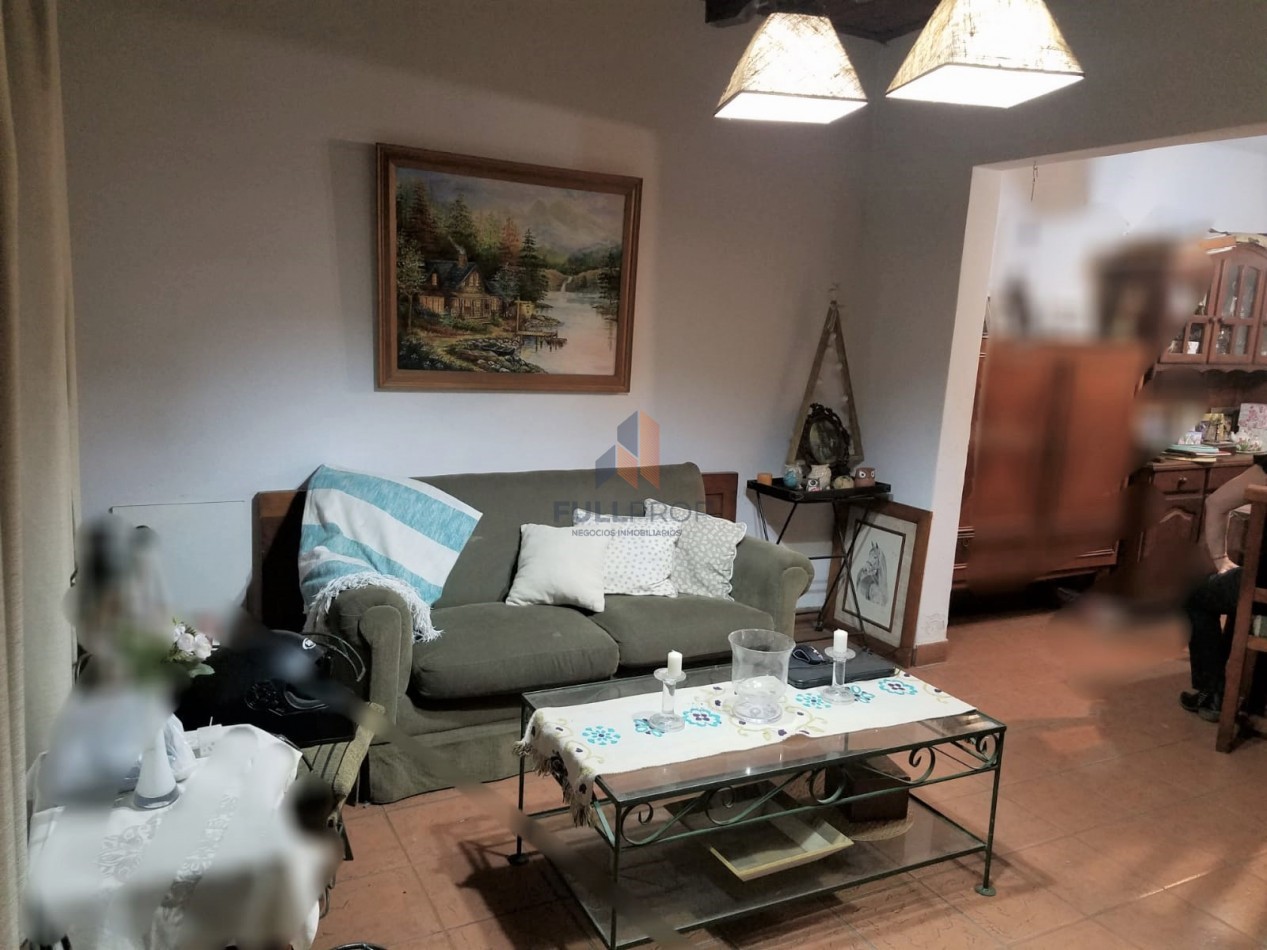 CASA CON GRAN TERRENO EN CASEROS AL 2200 (ZONA COLEGIO ESTRADA)
