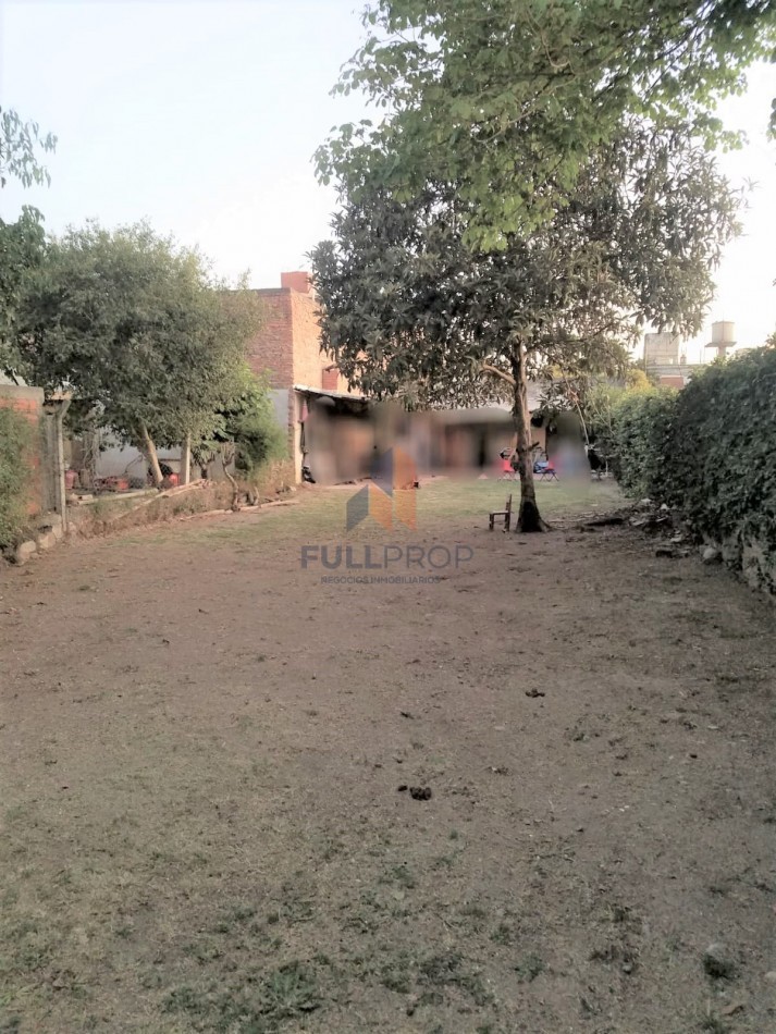 CASA CON GRAN TERRENO EN CASEROS AL 2200 (ZONA COLEGIO ESTRADA)