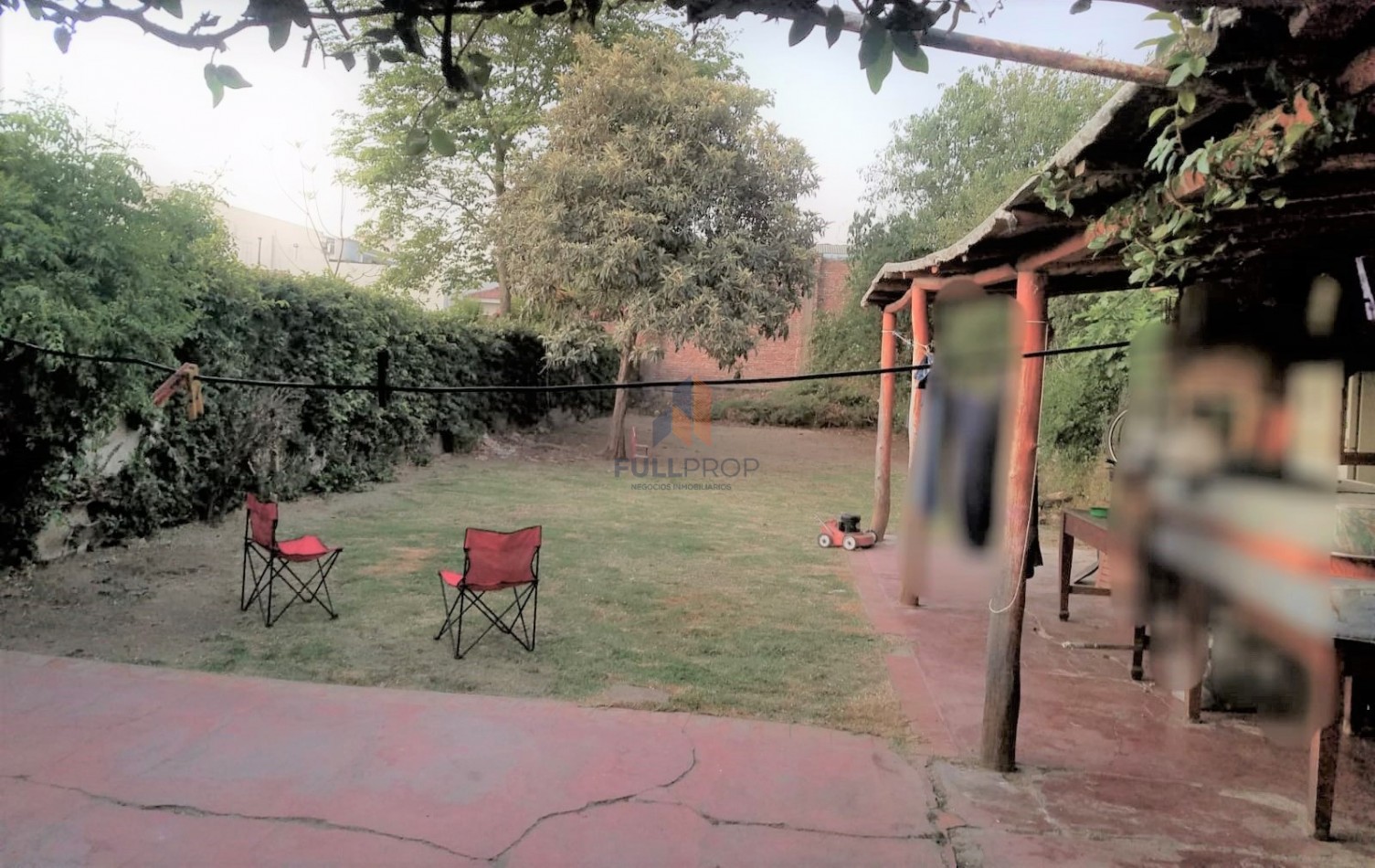 CASA CON GRAN TERRENO EN CASEROS AL 2200 (ZONA COLEGIO ESTRADA)