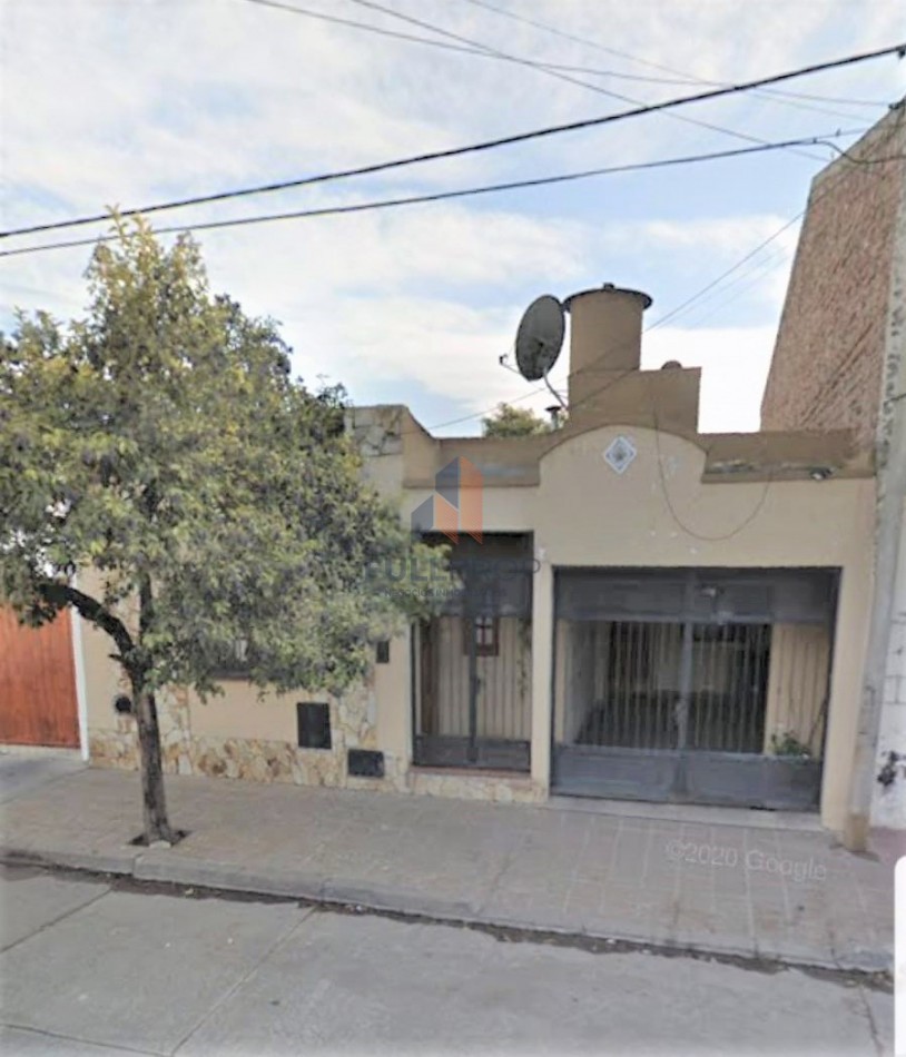 CASA CON GRAN TERRENO EN CASEROS AL 2200 (ZONA COLEGIO ESTRADA)