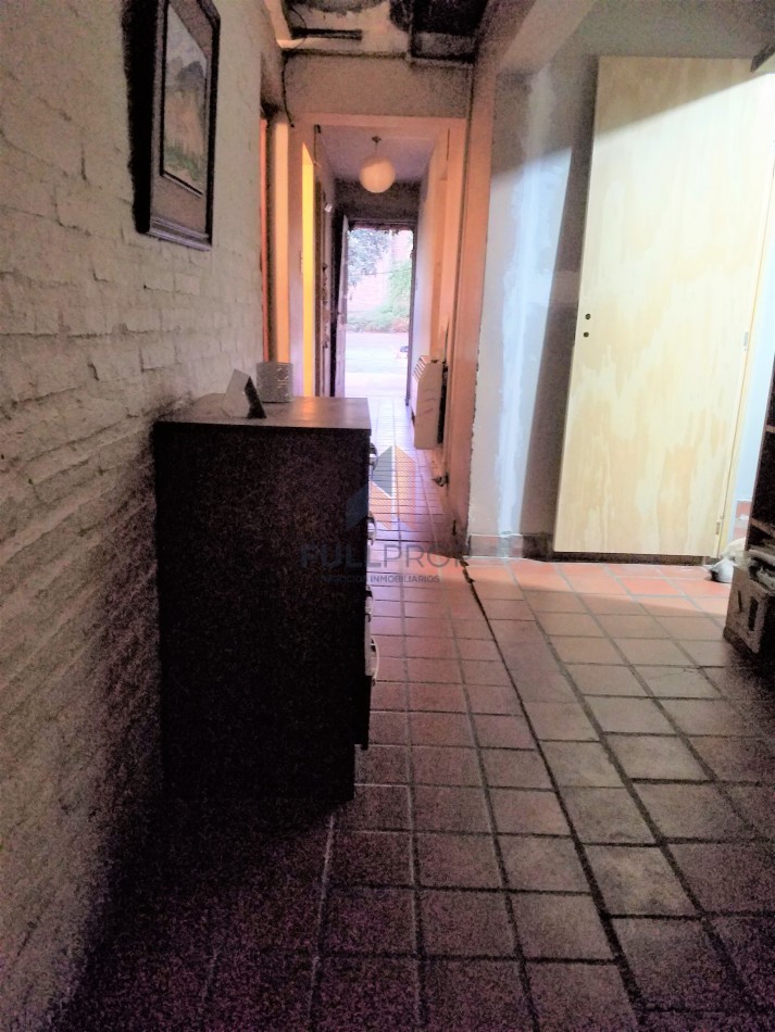 CASA CON GRAN TERRENO EN CASEROS AL 2200 (ZONA COLEGIO ESTRADA)